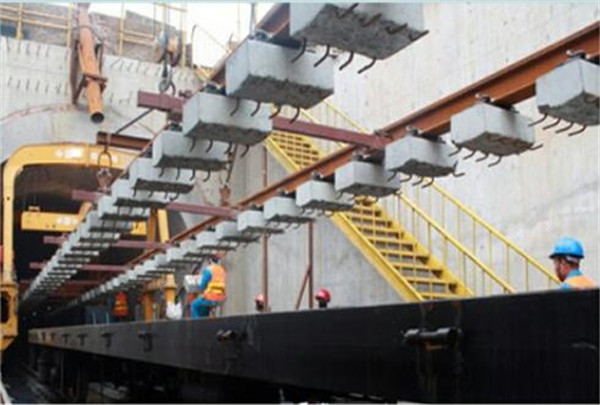 西(xī)安地鐵二(èr)号線鋪軌(guǐ)所用公司(sī)混凝土軌(guǐ)枕産品