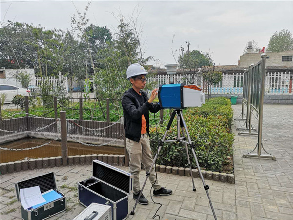 陝西省現代(dai)建築設計研(yan)究院的技術(shù)人員進行空(kōng)氣現狀監測(ce)