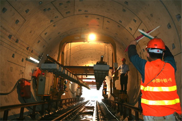 公司生(shēng)産的短軌(guǐ)枕産品用(yong)于西安地(di)鐵二号線(xian)全段工程(cheng)