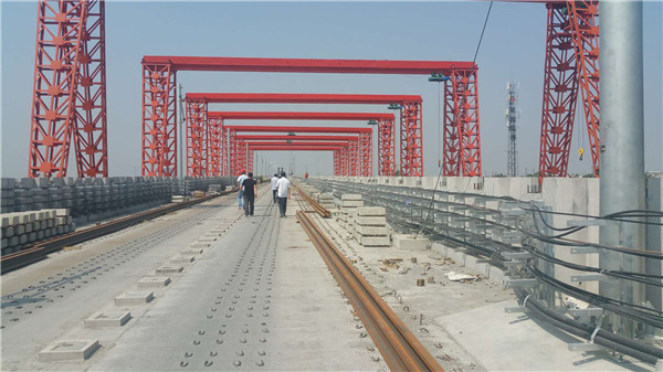 2018年(nian)6月西安北(běi)至機場城(chéng)際鐵路鋪(pù)設軌枕現(xian)場